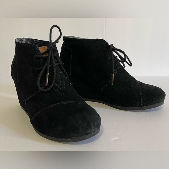 Tom’s Black Suede Wedge Lace-up Ankle Bootie. - Picture 1 of 8